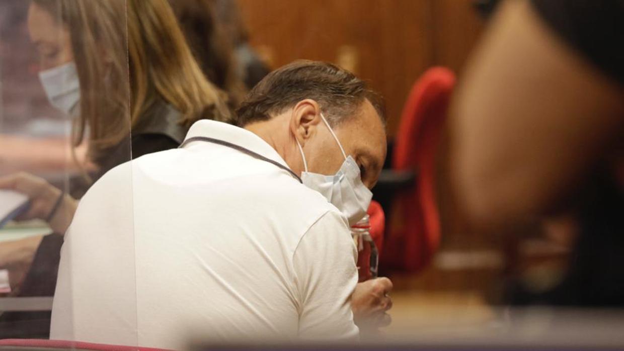 El acusado de matar a su expareja alega que ella se apuñaló y casi se ...