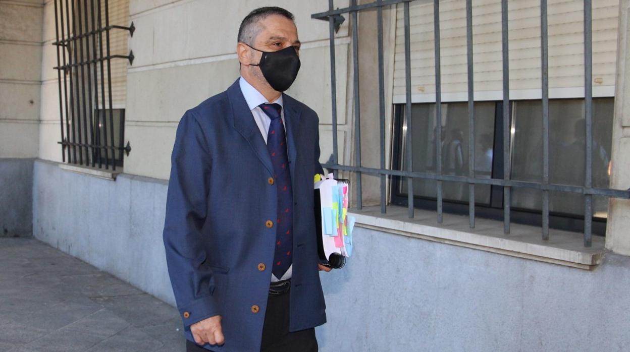 Fernando Mellet a la entrada a los tribunales