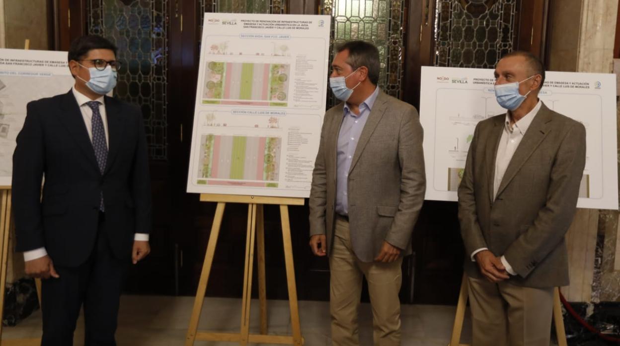 El alcalde, Juan Espadas, junto a Jaime Palop (Emasesa) y Álvaro Pimentel (Cs)