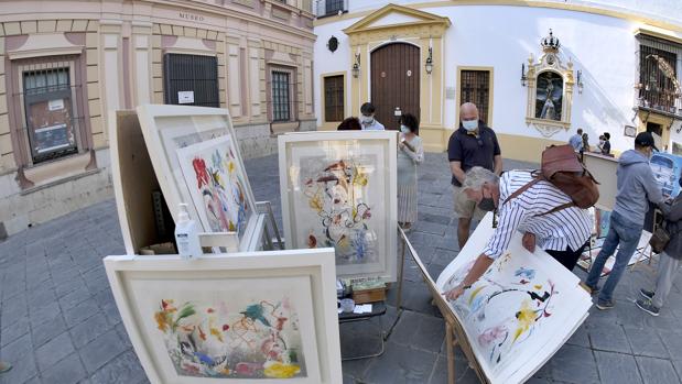 Vuelve el mercadillo de arte de la plaza del Museo con la mitad de los puestos