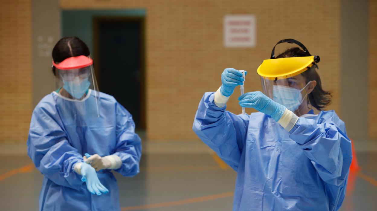 Varias personas realizan pruebas de coronavirus