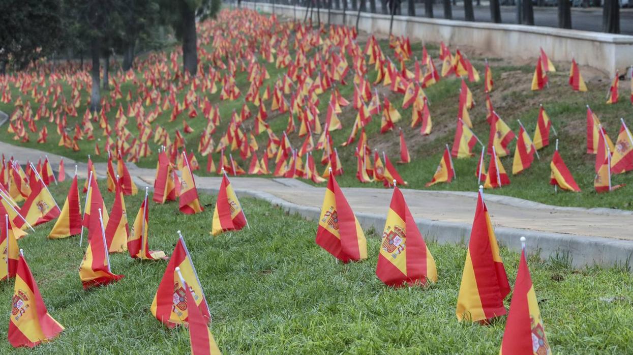 Sevilla amanece con 56.000 banderas de España junto al Guadalquivir en memoria de las víctimas del coronavirus