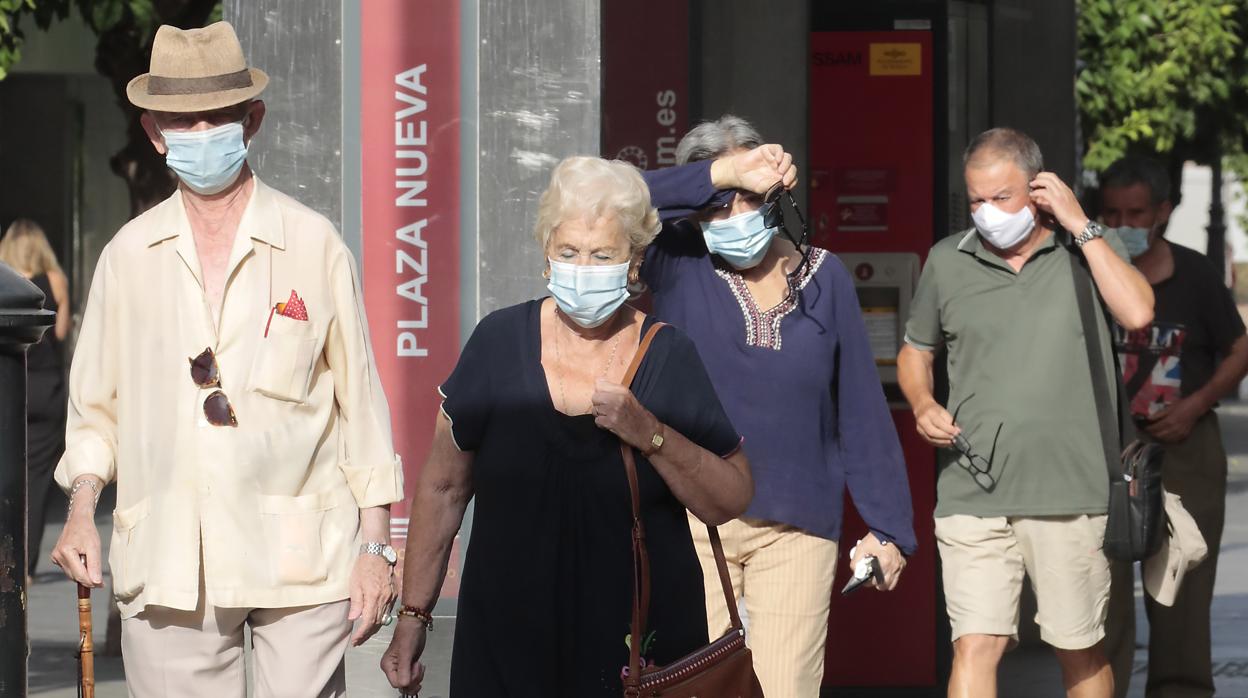 Varias personas en el entorno de la Avenida de la Constitución de Sevilla