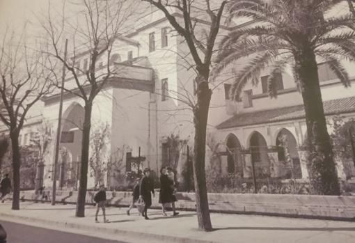 Fachada principal del Hospital de la Cruz Roja