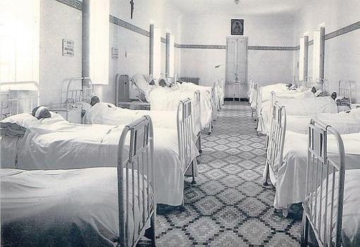 El interior del hospital en una sala infantil