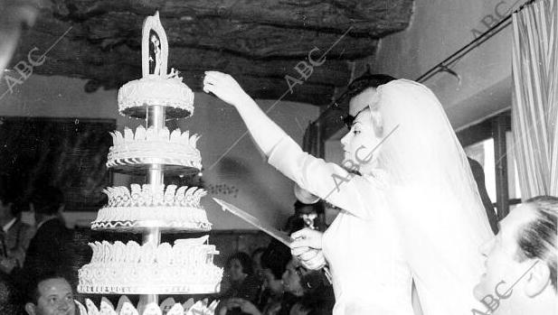 Carmen Sevilla, cortando su tarta nupcial: la historia de amor que fue portada de ABC de Sevilla