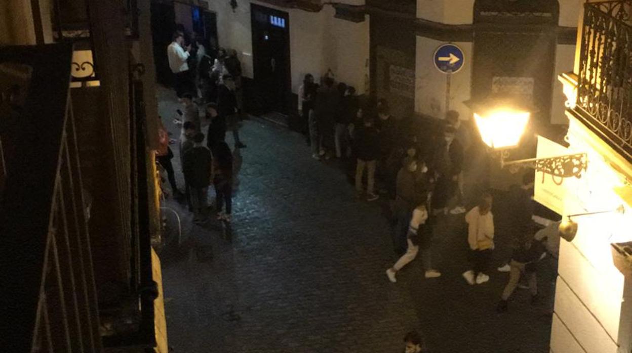 Vídeo: Cacerolada en la Alfalfa contra el botellón. Foto: Gente bebiendo en la calle este viernes