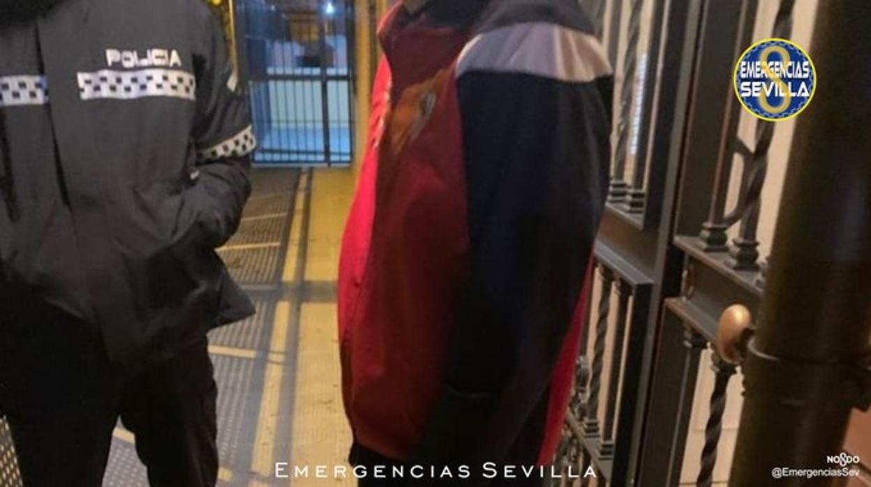 Un agente de la Policía Local con uno de los identificados por los altercados de Pino Montano