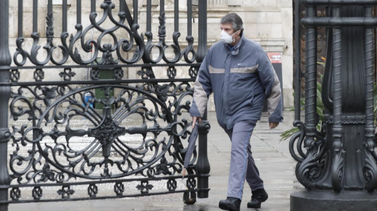 Un hombre pasea junto a la sede central de la Universidad de Sevilla