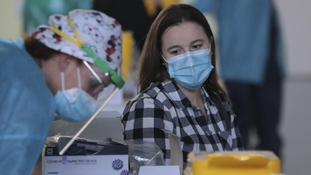 Noviembre arranca en Sevilla con un frenazo a las hospitalizaciones y más de un millar de contagios