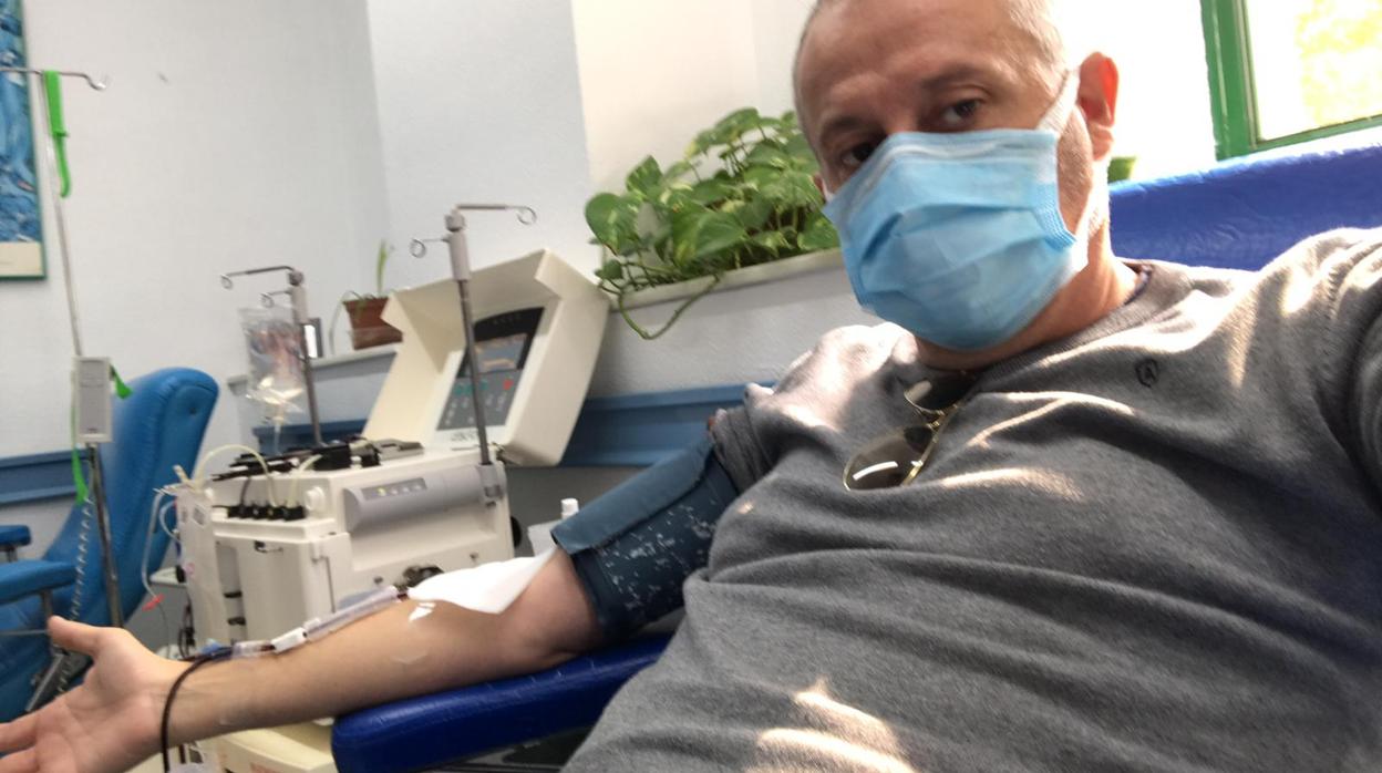 Fermín Cabanillas donando sangre