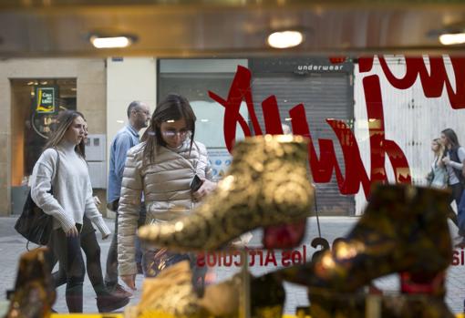 Una mujer se detiene ante un escaparate