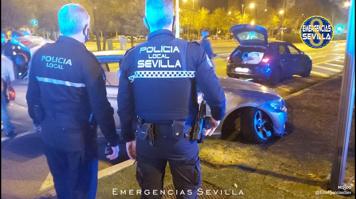 Agentes de la Policía Local detuvieron a los jóvenes en la Avenida Kansas City
