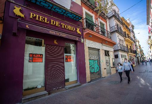 Varios locales cerrados en la calle Sierpes