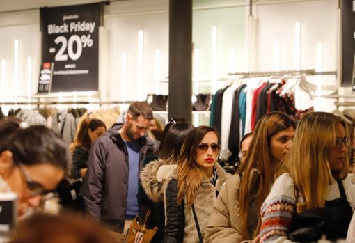 Las colas son una parte intrínseca durante estas jornadas