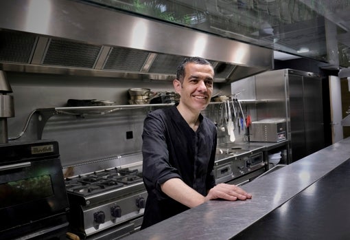 Manuel Llerena en las cocinas de La O