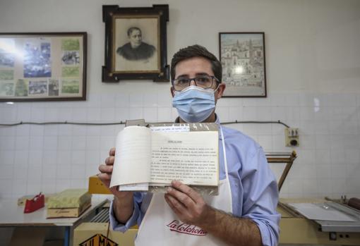 Santiago Fernández, de La Colchona, con un viejo recetario