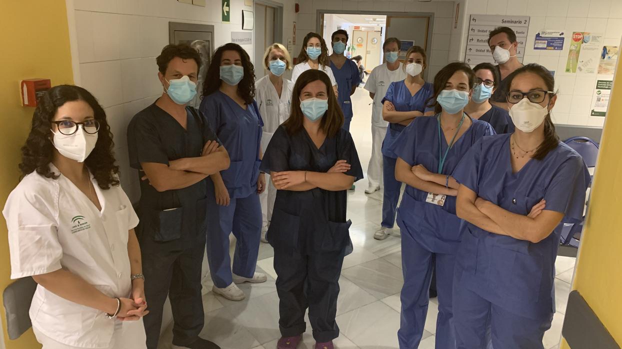 Equipo de enfermedades infecciosas del Hospital Virgen del Rocío de Sevilla. Al fondo, su jefe, José Miguel Cisneros; en primer plano, la especialista Cristina Rota