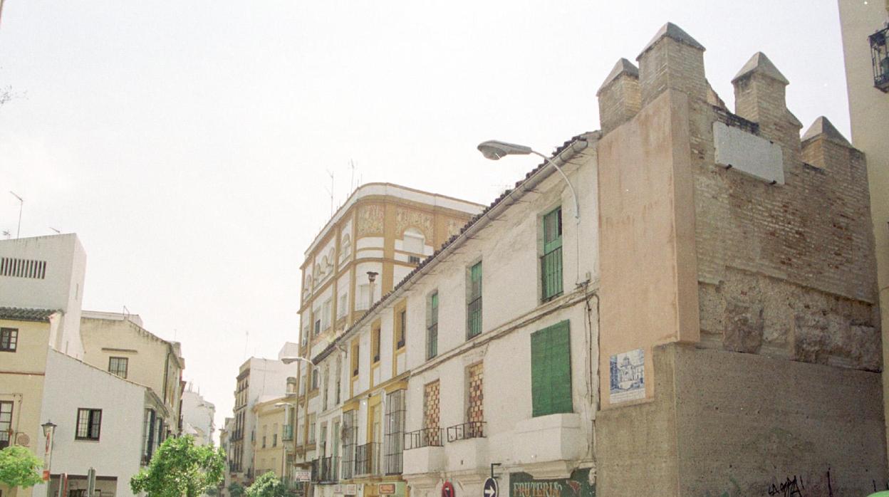 Imagen de archivo de restos de muralla en la Puerta Real