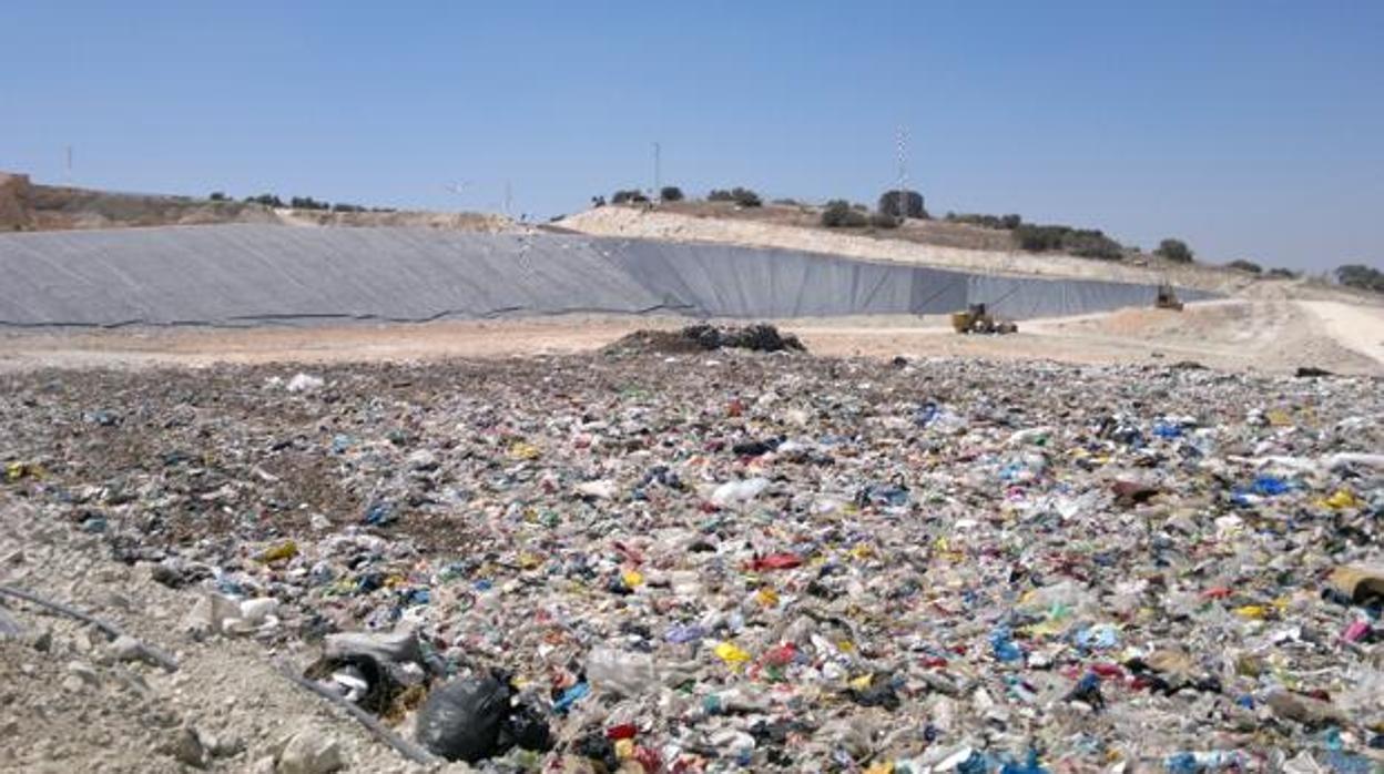 Balsa gigante en la que la planta de reciclaje de Estepa enterraba la basura