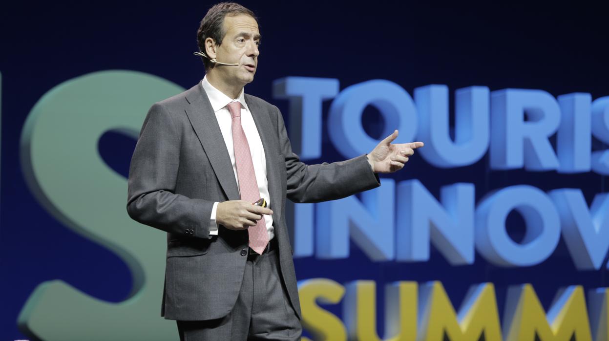 El consejero delegado de CaixaBank, Gonzalo Cortázar, durante su ponencia en Sevilla
