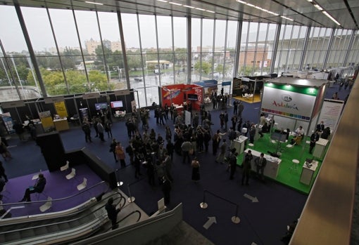 Vista panorámica de la zona de expositores del TIS