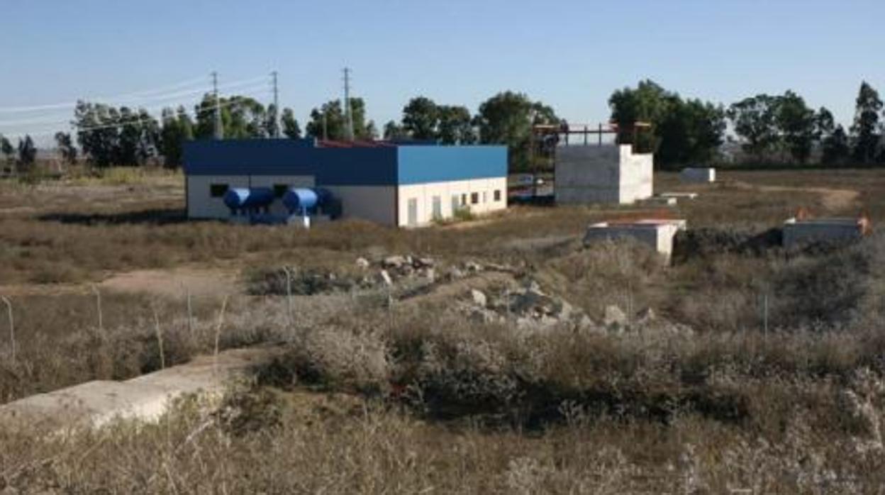 Imagen de los peritos mostrando una estructura construida a medias