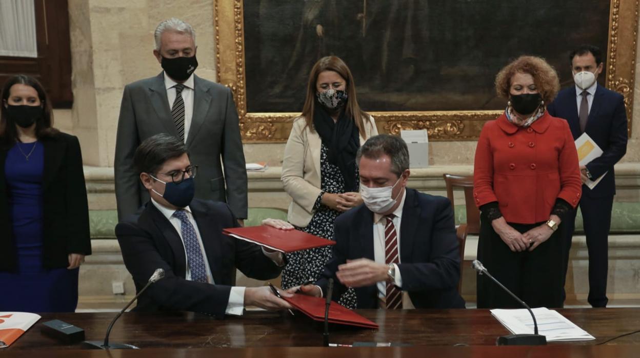 El alcalde, Juan Espadas, y el portavoz de Ciudadanos, Álvaro Pimentel, firman los persupuestos del Ayuntamiento de Sevilla