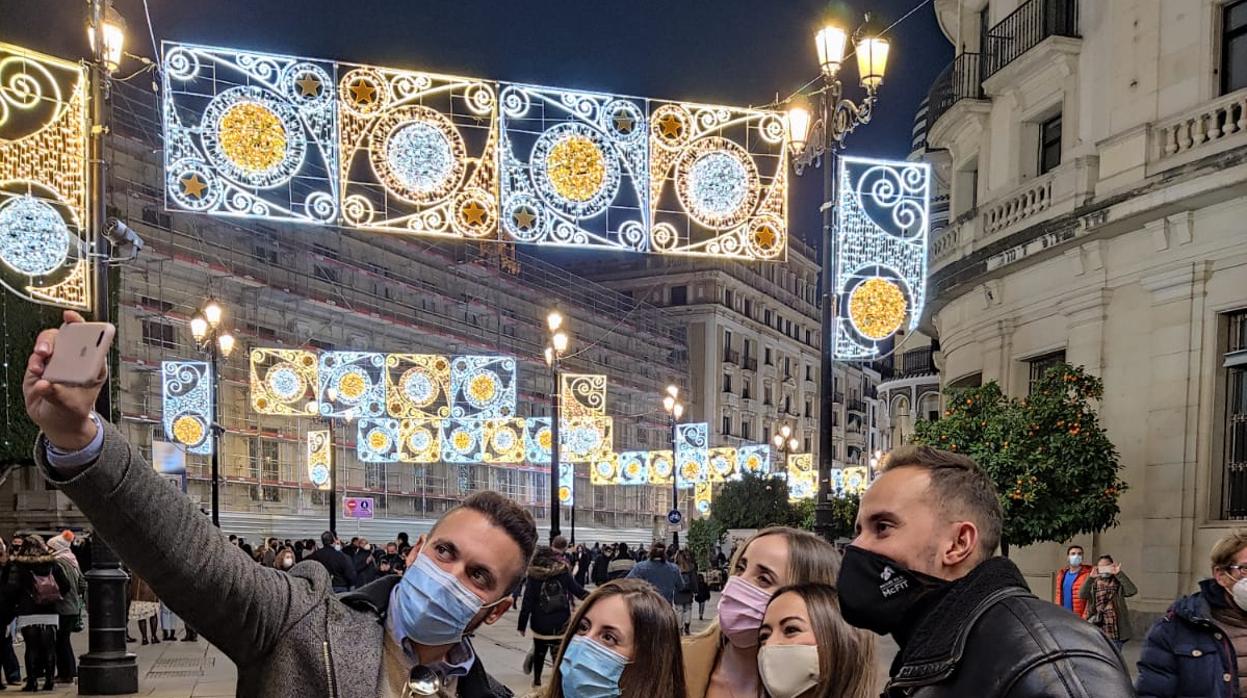 Los sevillanos han sido sorprendidos por el encendido del alumbrado navideño
