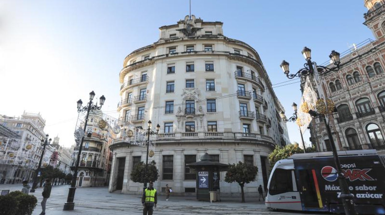 Fachada principal del edificio de la Unión y el Fénix