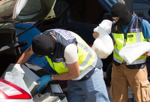 Agentes de la Udyco guardan material intervenido en una operación