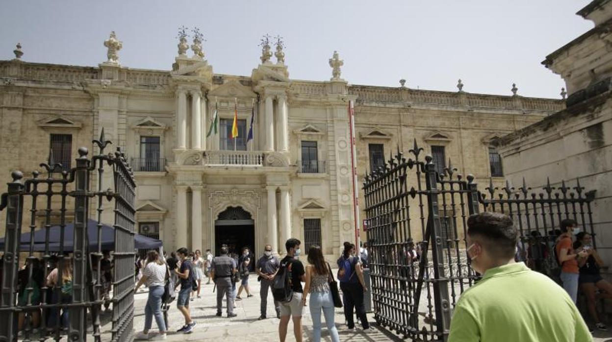 Entrada del Rectorado en la Universidad de Sevilla