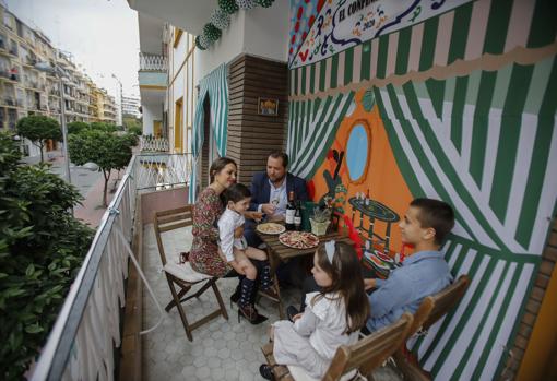 Los sevillanos montaron casetas improvisadas en sus balcones durante la Feria
