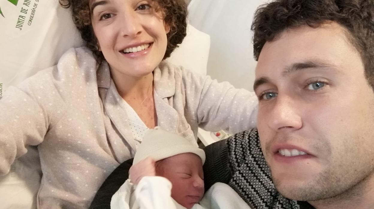 El pequeño Pablo en brazos de su padre y junto a su madre