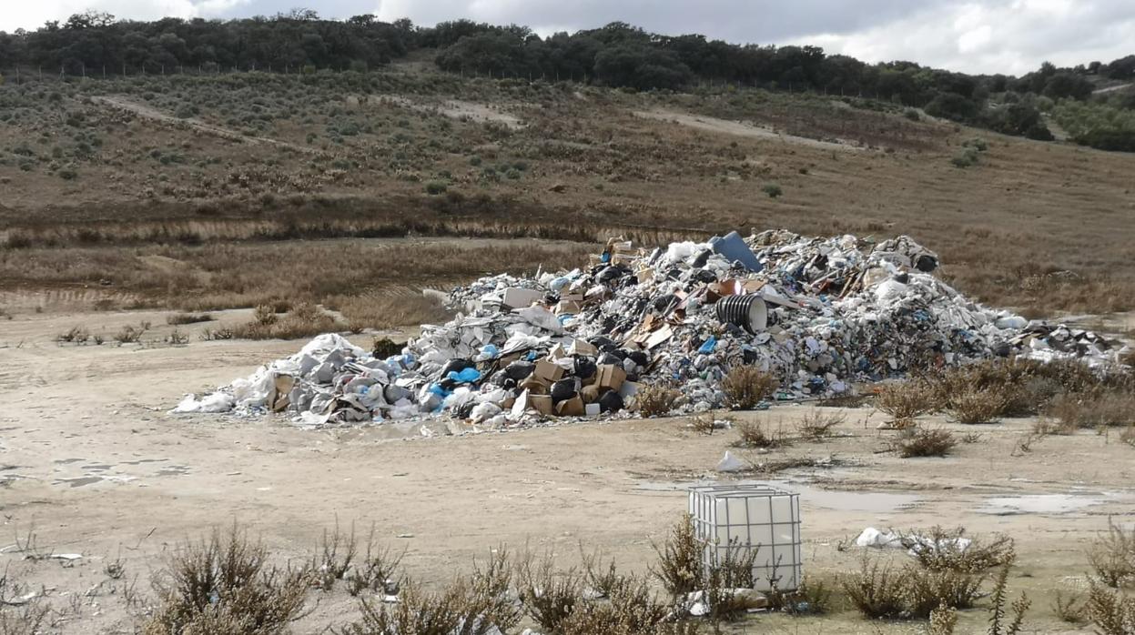La basura acumulada en la planta de reciclaje de Estepa