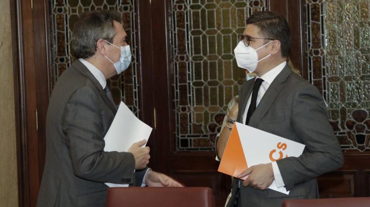 Juan Espadas y Álvaro Pimentel, que firmaron el pacto para los presupuestos de este año