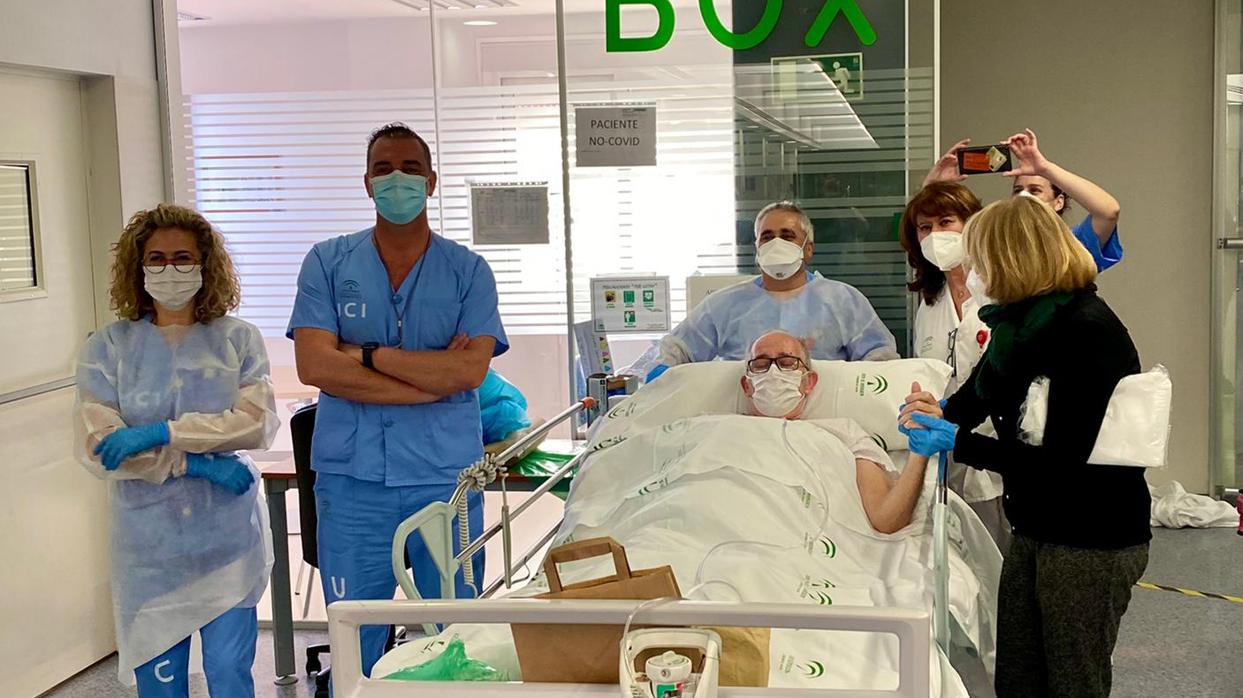 El doctor Beiztegui, neumólogo del Valme, junto a su esposa y el equipo médico