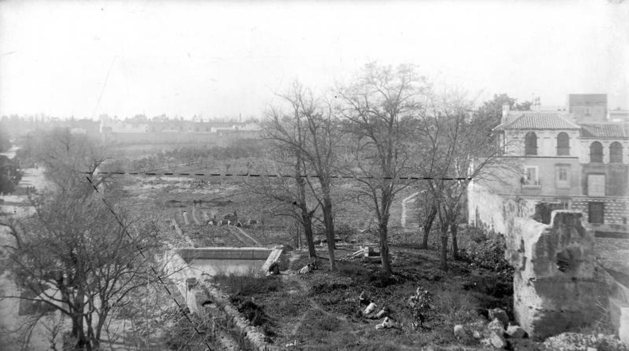 Derribo de las tapias de la Huerta del Retiro para el ensanche del Barrio Santa Cruz