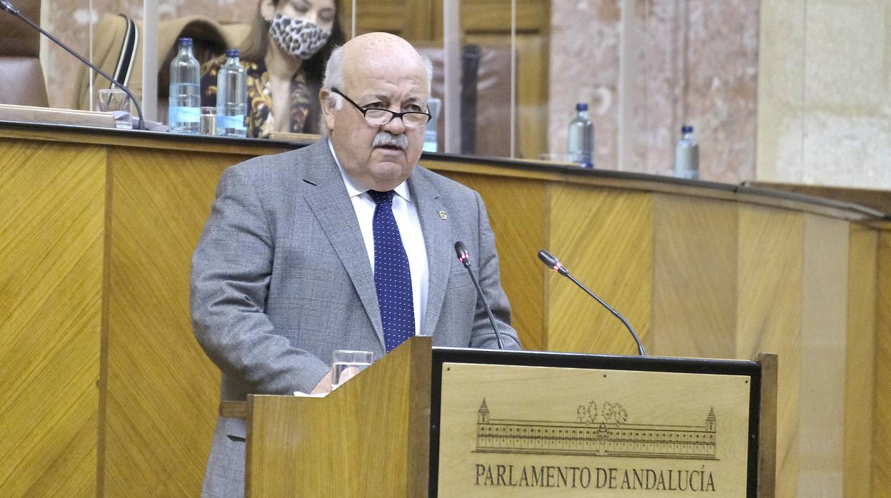 El consejero de Salud, Jesús Aguirre, en el Parlamento de Andalucía