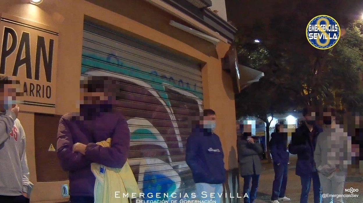 Foto de los denunciados difundido por Emergencias Sevilla