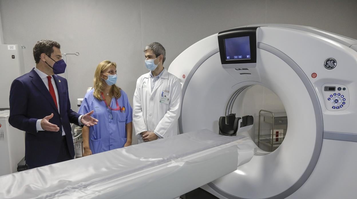 Juanma Moreno en la plata de radiodiagnóstico equipada con máquinas de última generación