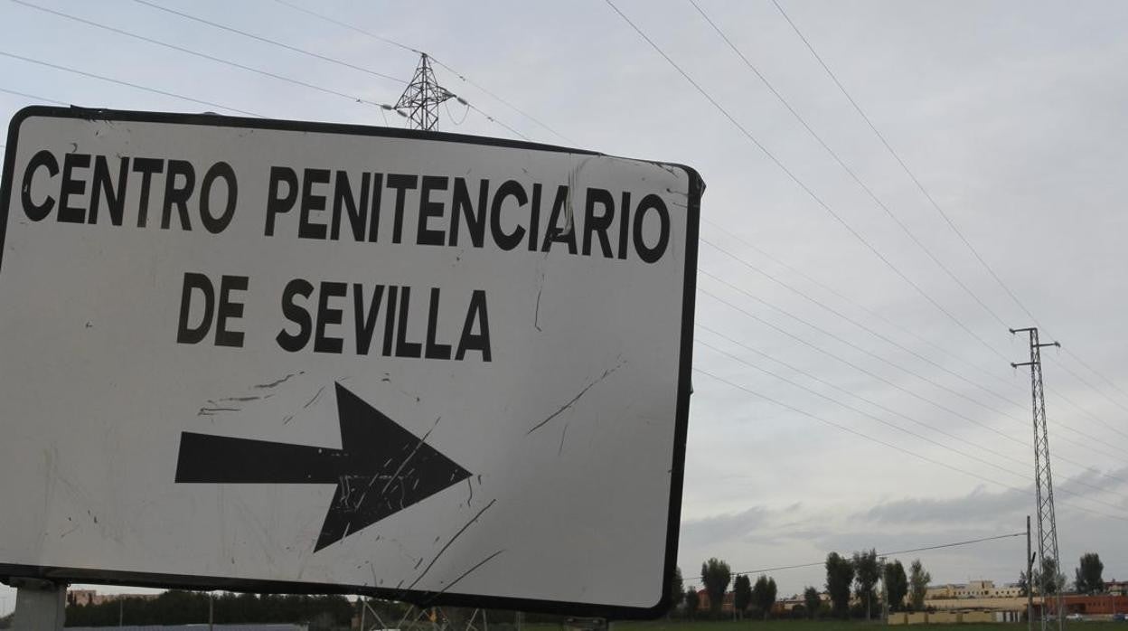 Cartel que indica la dirección del centro penitenciario de Sevilla I