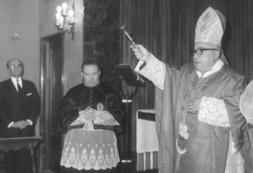 El cardenal Bueno Monreal, revestido para la bendición de las instalaciones