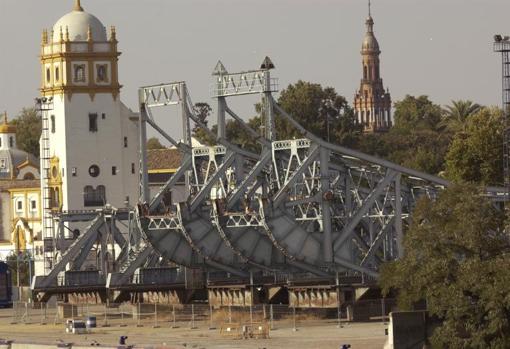 Traslado del Puente de Hierro por la Avenida de La Raza