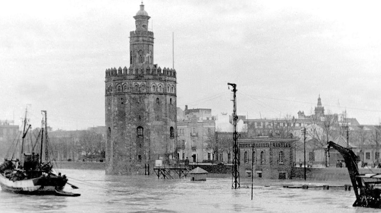 Tras la Reconquista de Sevilla, la Torre del Oro se ha dispuesto para innumerables funciones: capilla dedicada a San Isidoro, prisión, almacén de pólvoras, embarcadero real, oficinas de la Capitanía del Puerto, Comandancia y Museo Naval