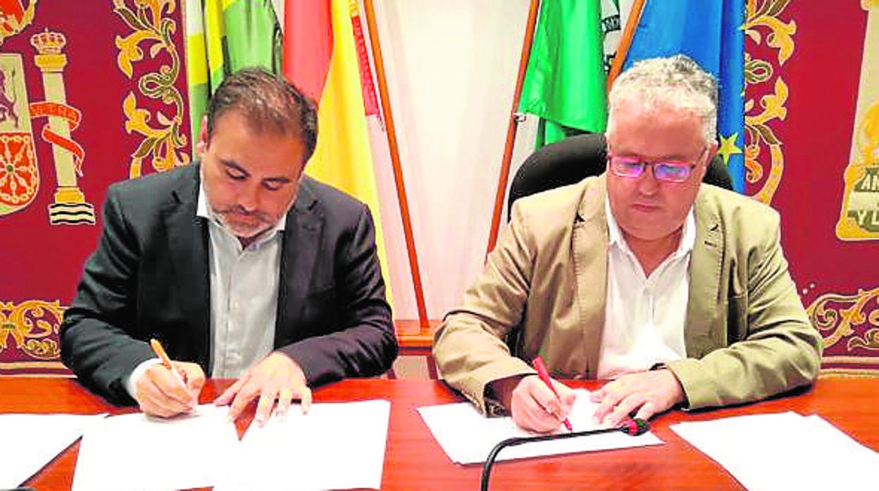 Manuel Romero, de Ciudadanos, con el alcalde, el socialista Francisco Molina