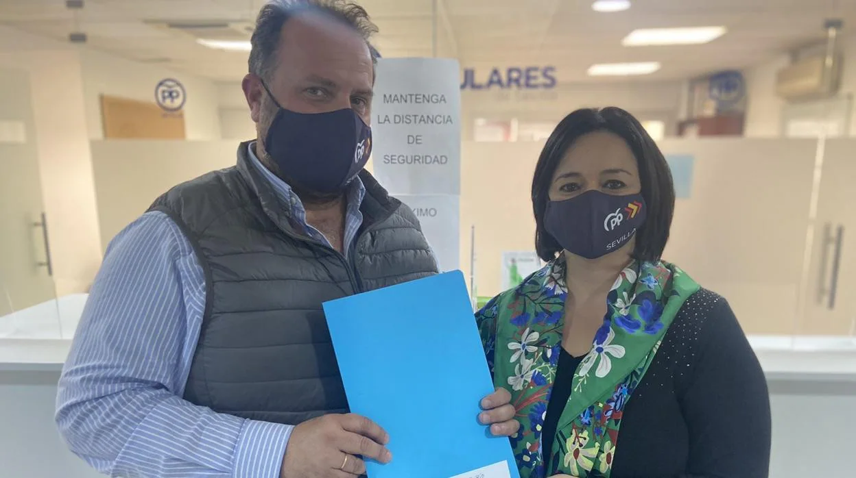 El primer teniente de alcalde de Lora, Álvaro Aranda, dando sus avales a Virginia Pérez