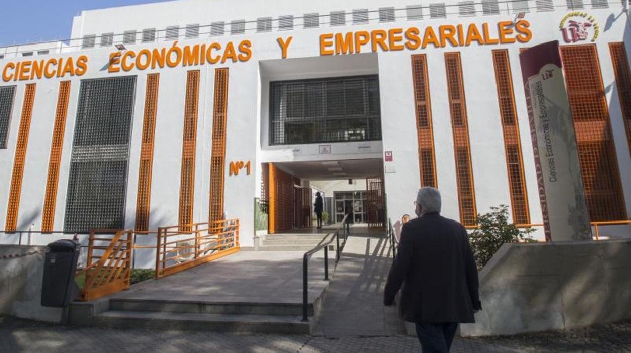 Facultad de Económicas con los nuevos rótulos
