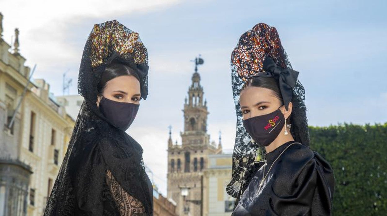 Mujeres vistiendo la mantilla española en la plaza de San Francisco durante la pandemia