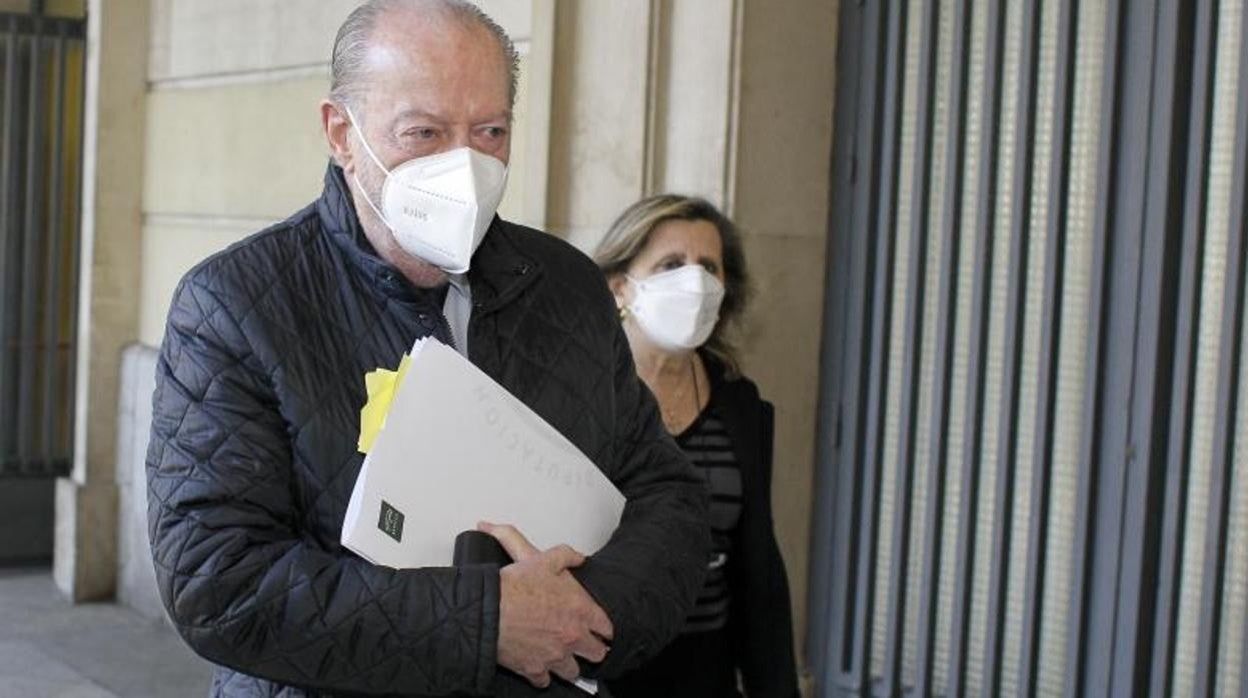 El presidente de la Diputación de Sevilla, Fernando Rodríguez Villalobos, en los juzgados